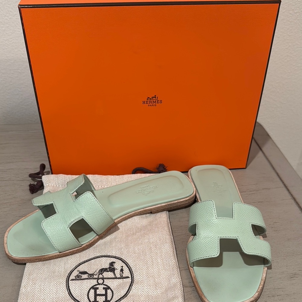 HERMES VERT FIZZ ORAN SANDALS Women's - Picture 6 of 6